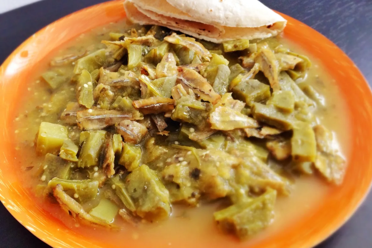 Charales en salsa verde con papas y nopales, receta económica y muy nutritiva