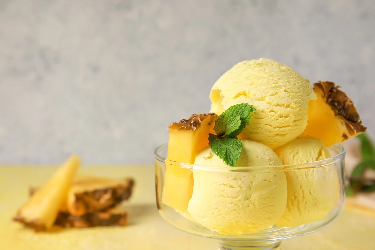 Copa de vidrio con helado de piña delicioso