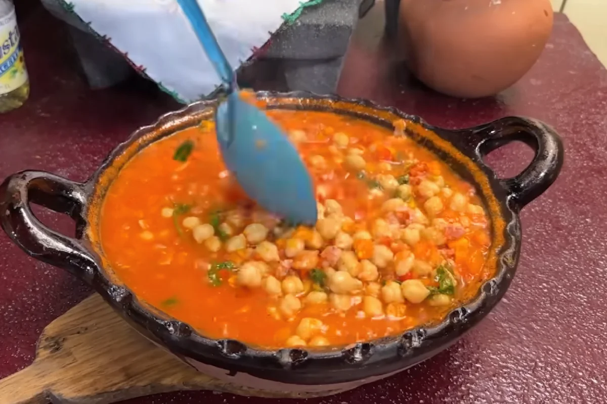 En una cazuela de barro está servida una sopa