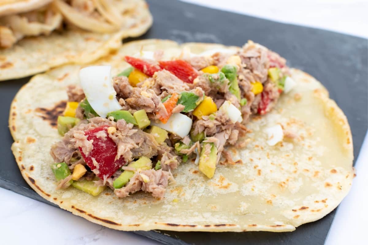 Prepara unos ricos tacos de atún a la mexicana