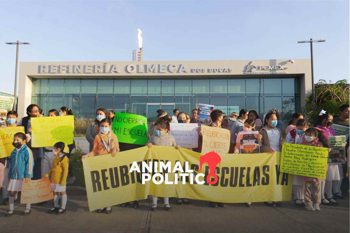 Familias y docentes exigen reubicación de escuelas por contaminación de refinería Dos Bocas
