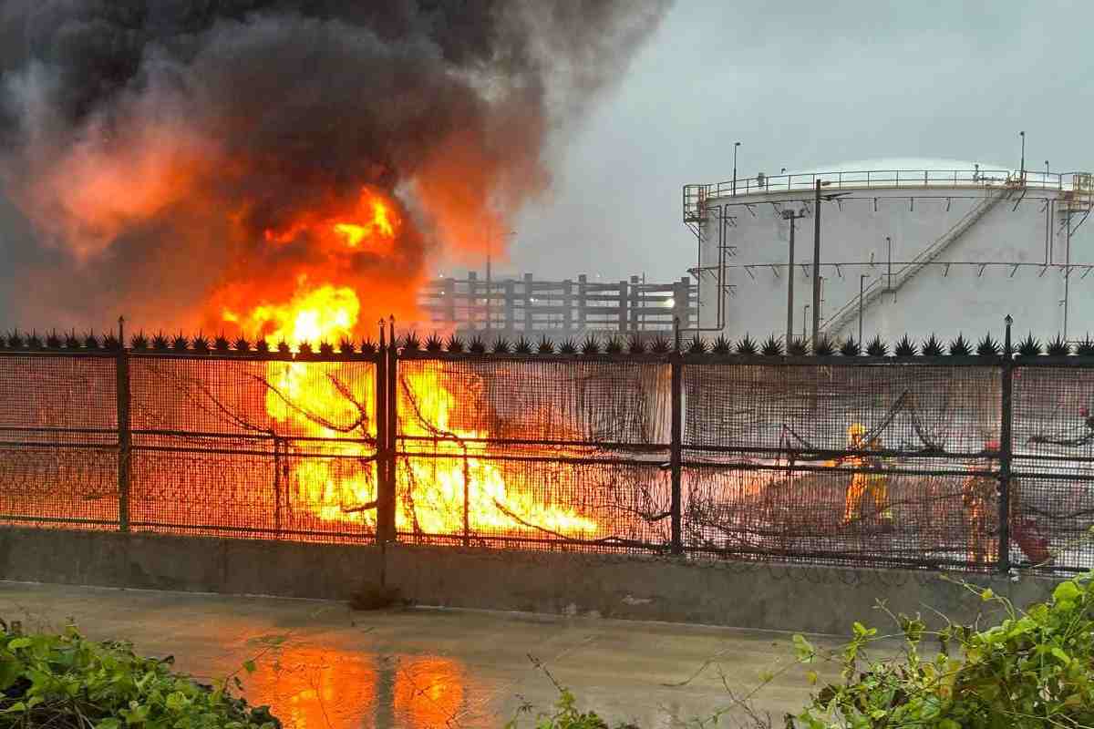 Tras incendio en Dos Bocas que dejó cinco muertos, familias urgen reubicar escuelas colindantes con la refinería