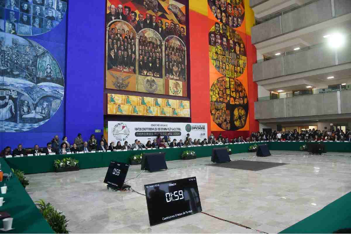 Sin respaldo del PT y PVEM, reforma electoral de Sheinbaum avanza en comisiones