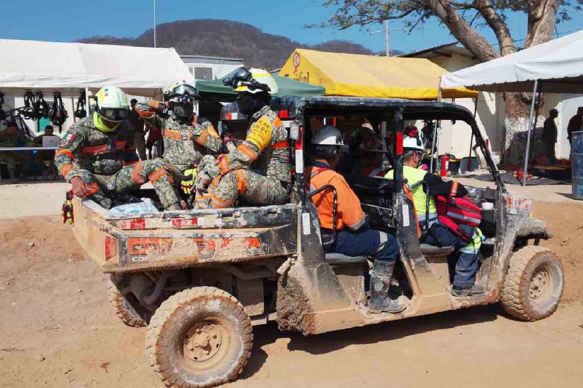 Rescatan a minero tras colapso en Sinaloa; siguen labores para localizar a los tres restantes