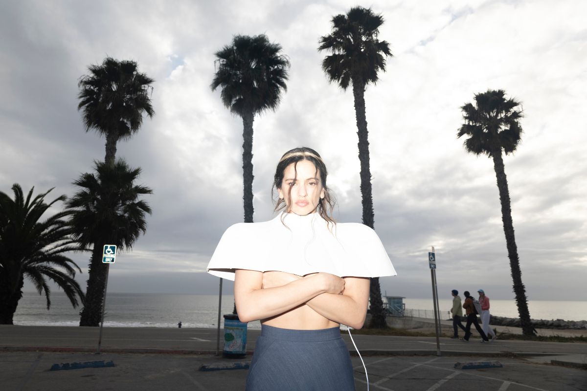 Rosalía aclara si "La Perla" tiene dedicatoria y su época en celibato en su visita a La Revuelta