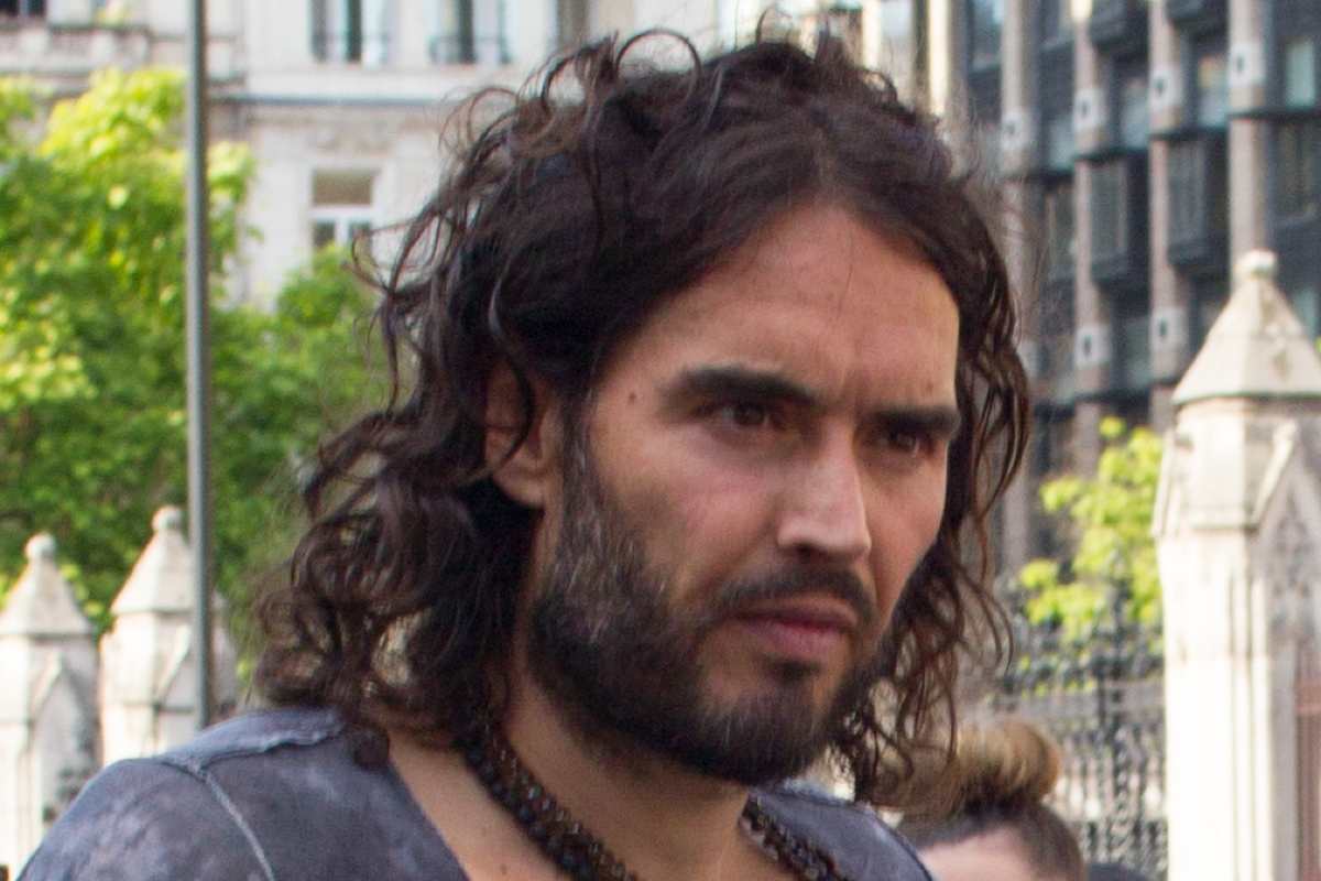 El actor Russell Brand es acusado oficialmente de violación y agresión sexual