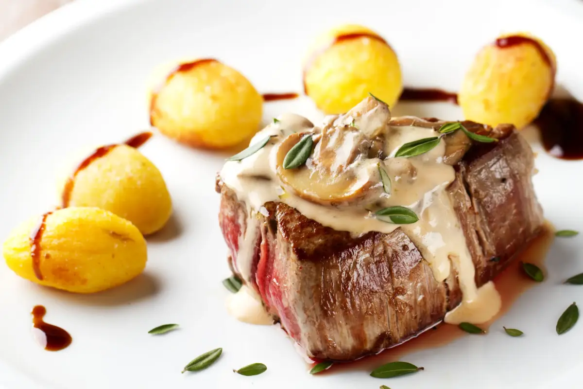 Cómo hacer medallones de res, 3 recetas sofisticadas y elegantes
