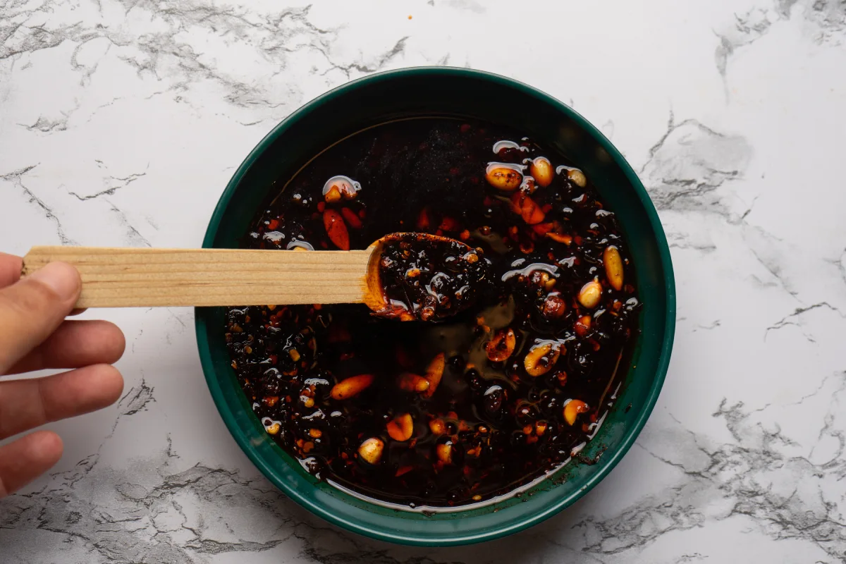 Salsa macha con cacahuate y ajonjolí, la receta original 