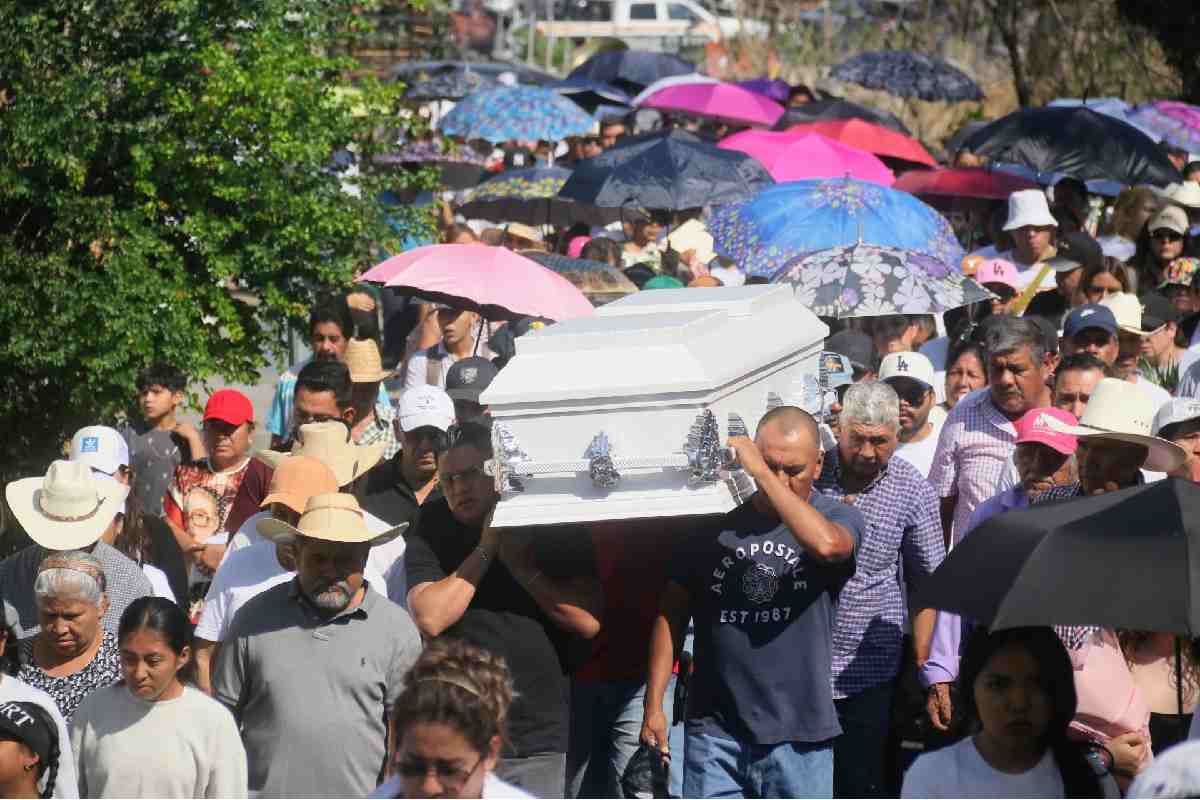 Sepultan a Karol Toledo en Morelos; estudiantes de la UAEM protestan por feminicidios