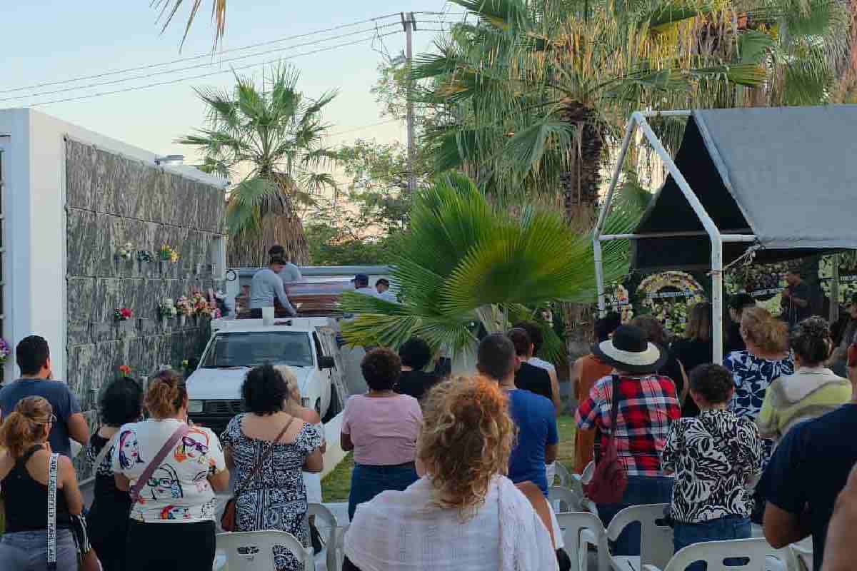 Entre dolor e indignación, despiden a maestras asesinadas por alumno en Lázaro Cárdenas