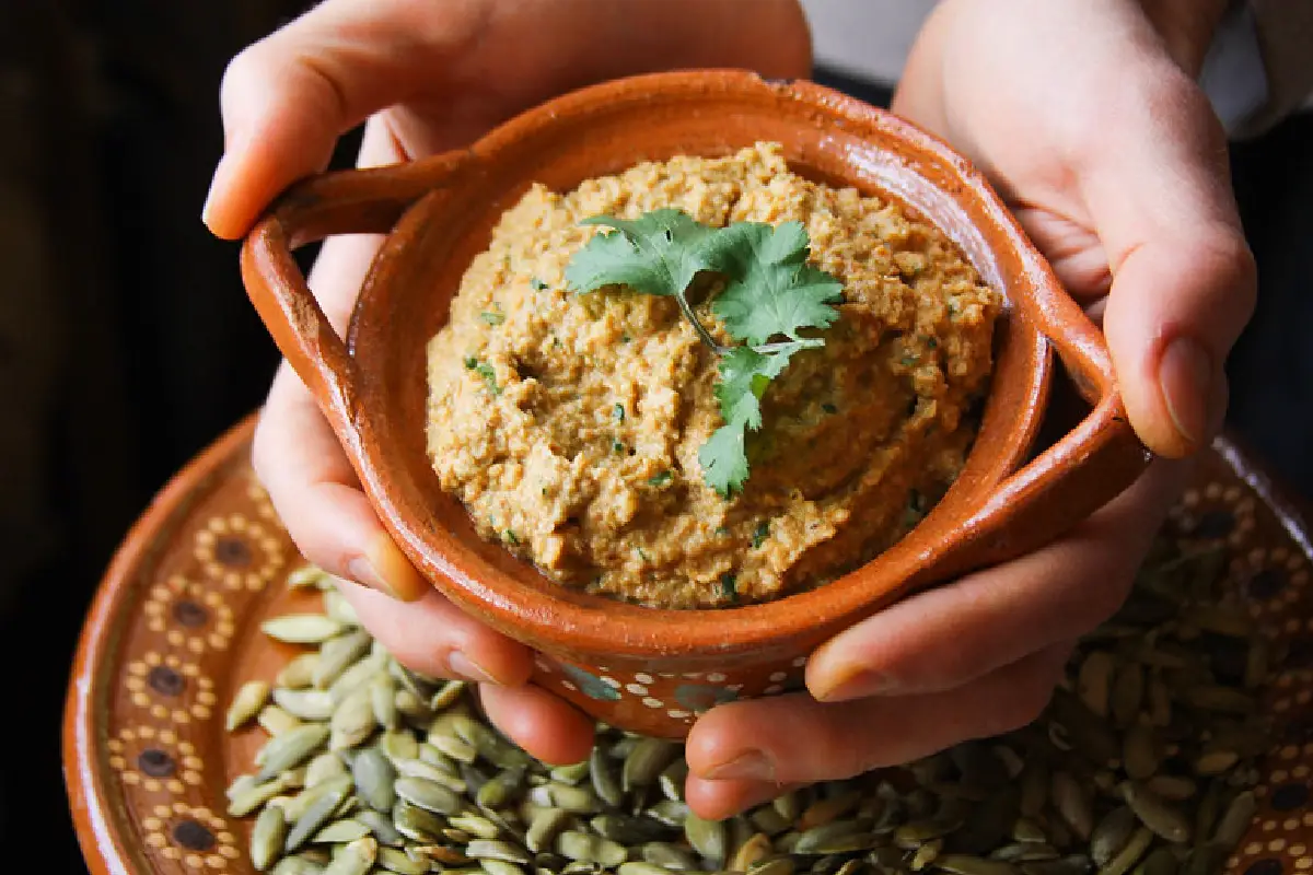 ¿Qué es el sikil pak? La tradicional botana Maya con pepita de calabaza