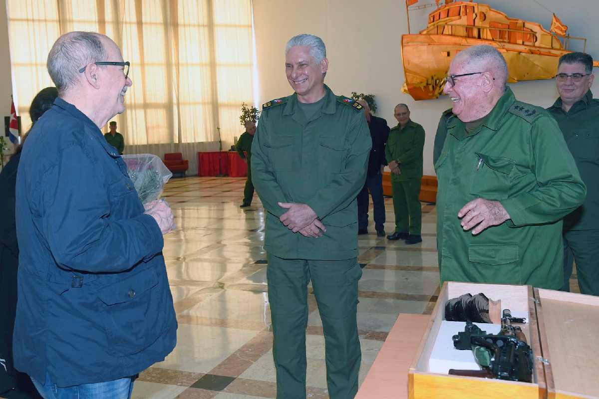 “Exijo mi AKM, si se lanzan”: Cuba entrega fusil a Silvio Rodríguez ante amenazas de Washington