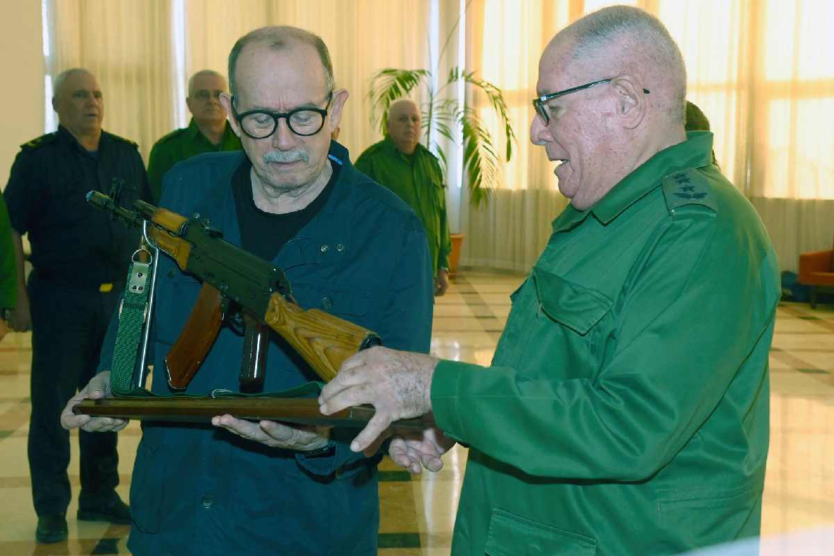 “Exijo mi AKM, si se lanzan”: Cuba entrega fusil a Silvio Rodríguez ante amenazas de Washington