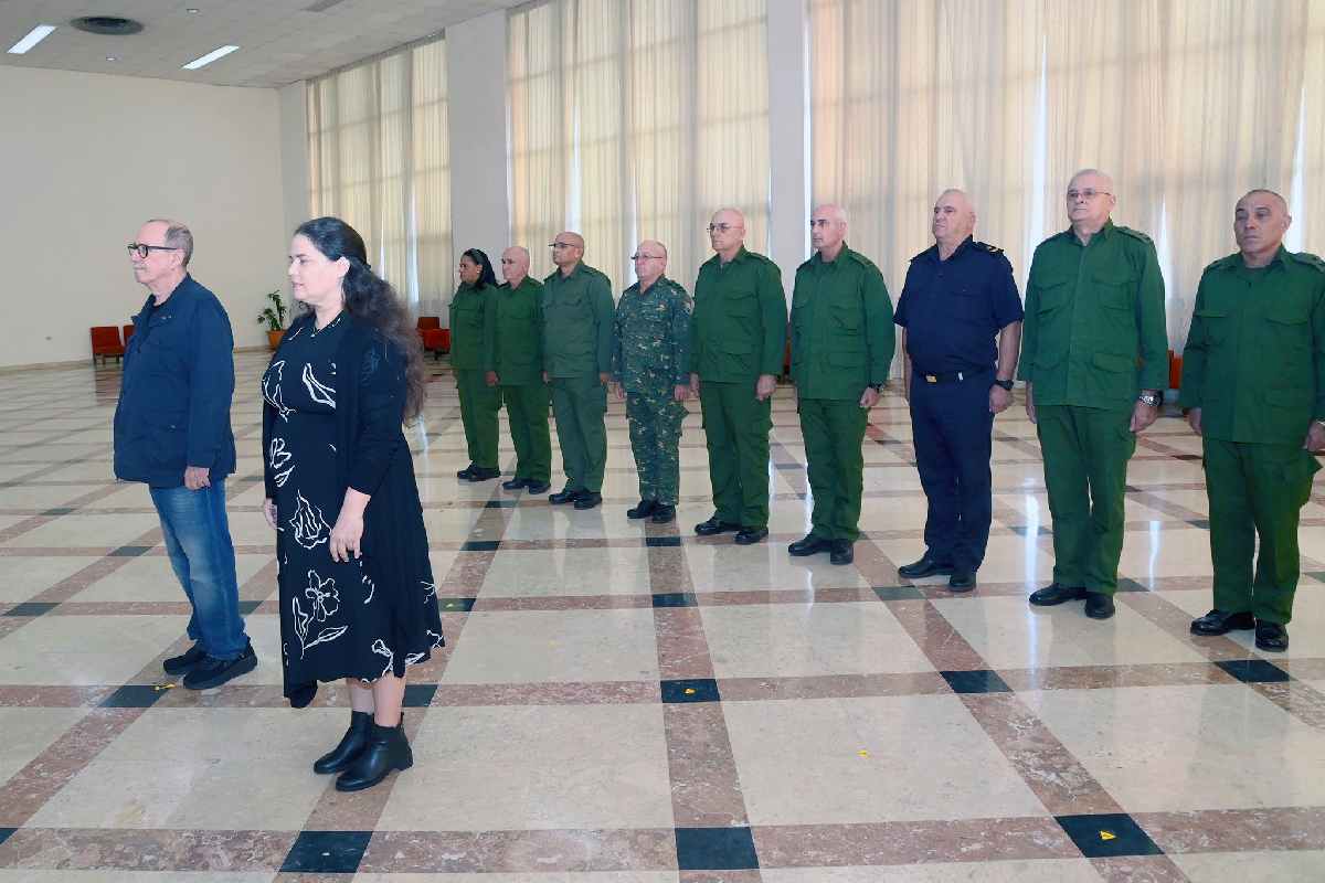 “Exijo mi AKM, si se lanzan”: Cuba entrega fusil a Silvio Rodríguez ante amenazas de Washington