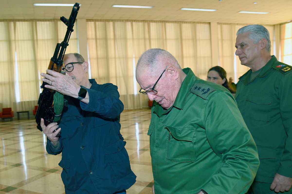 Cuba entrega fusil a Silvio Rodríguez ante amenazas de Washington