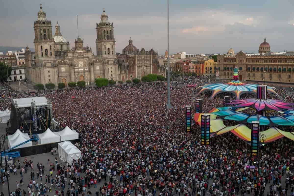 Baile de sonideros en el Zócalo por Noche de Primavera 2025