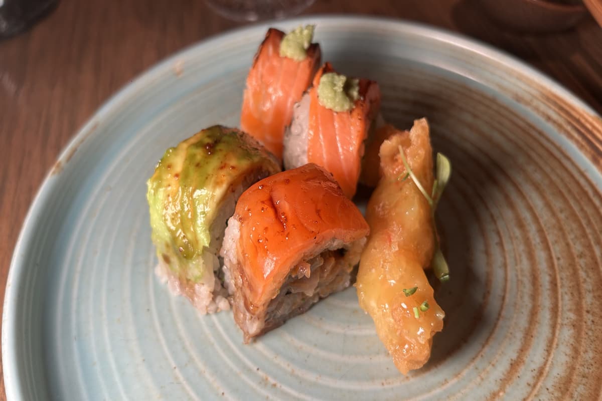 Sushi platillo servido en el restaurante ling- ling