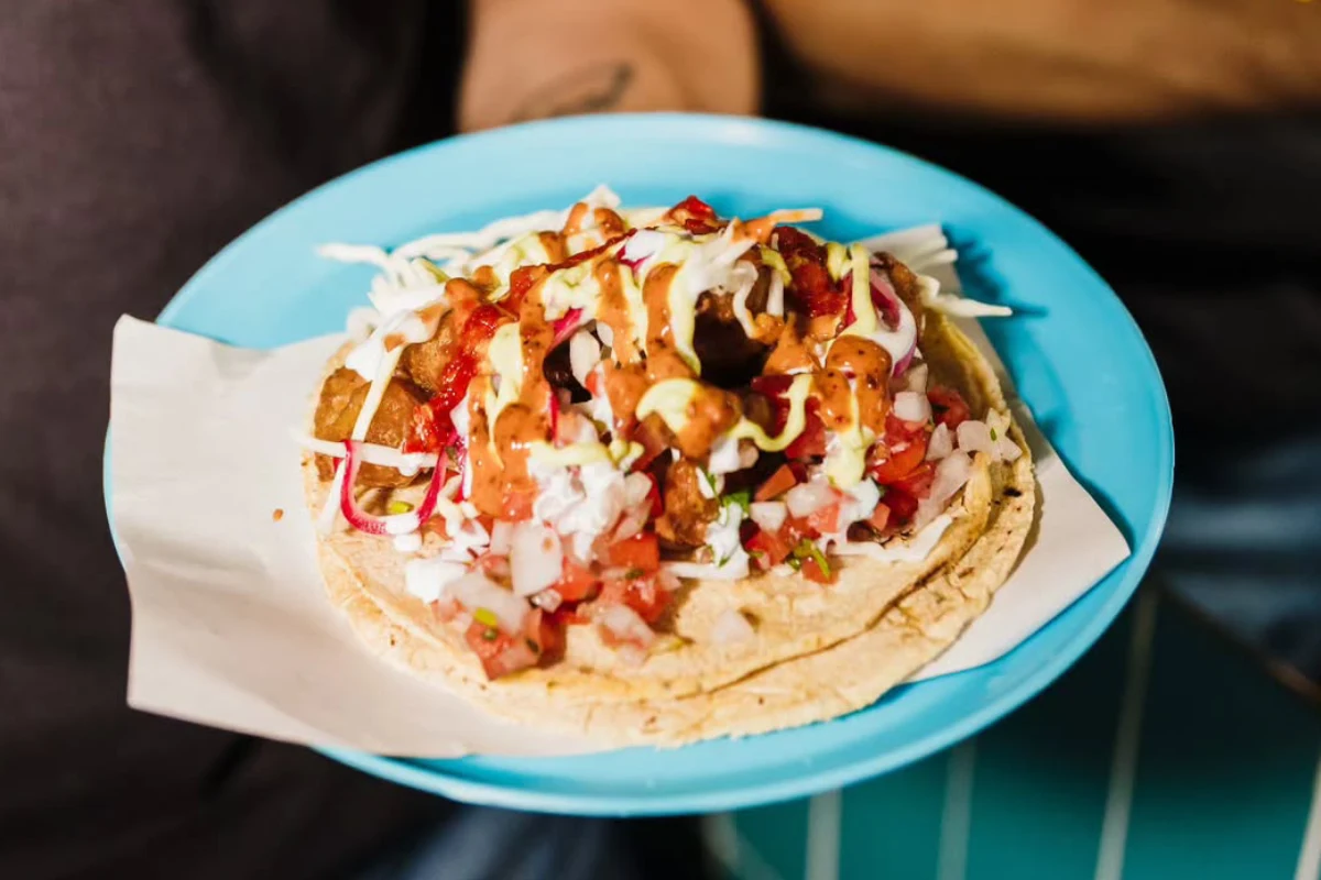 Taco de pescado estilo ensenada sobre una tortilla blanca