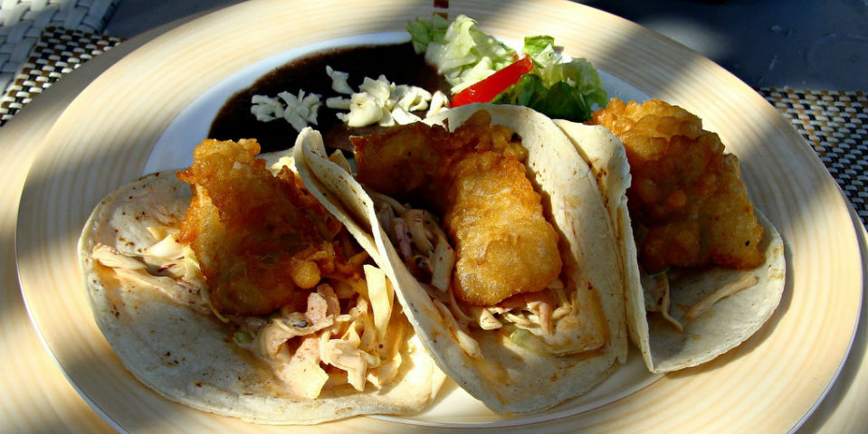 Tres tacos de pescado con salsa y seguridad alimentaria por favor