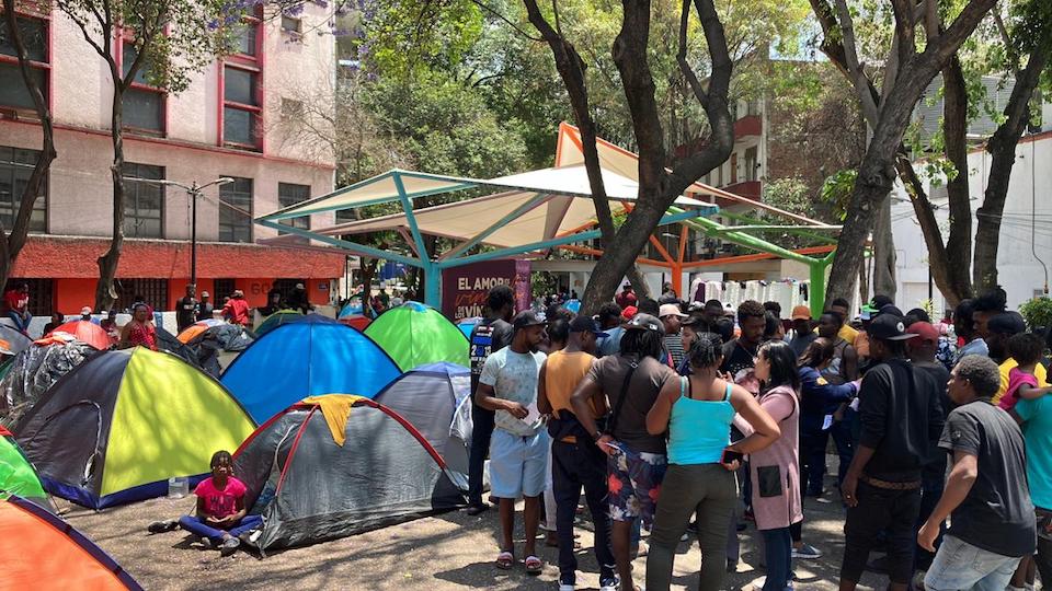 México da 2,320 tarjetas por razones humanitarias a migrantes que acampan en CDMX
