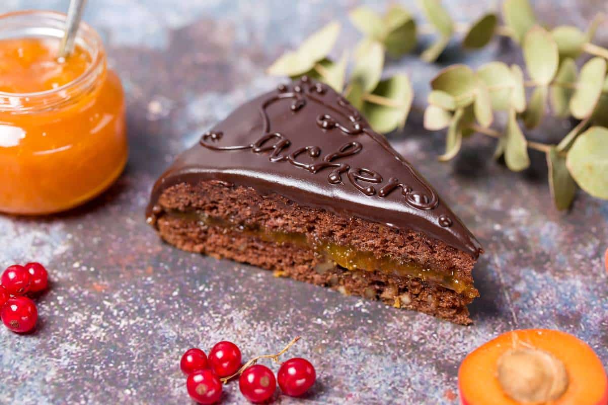 Receta de Tarta Sacher: El Bizcocho de Chocolate con Mermelada de Albaricoque