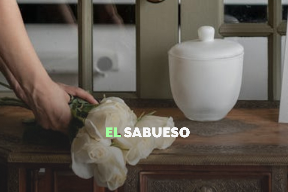 ¿Es legal esparcir las cenizas de un difunto en la naturaleza o tenerlas en casa? Te explicamos
