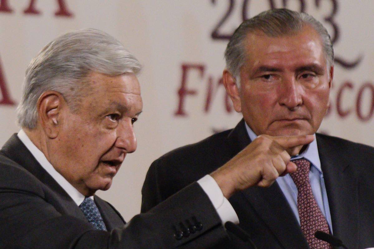 "Televisa la trae contra Adán”: AMLO replica queja del exsecretario de Gobernación hacia televisora