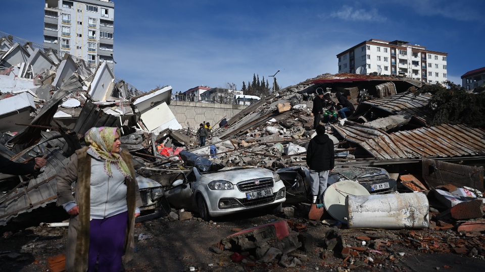 Más de 6 mil muertos por sismo en Turquía y Siria; autoridades turcas decretan estado de emergencia
