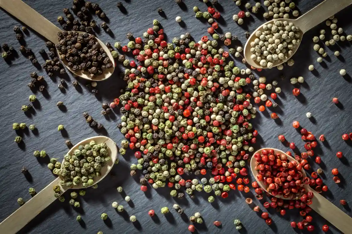 Tipos de pimienta y sus características: blanca, verde, rosa y negra