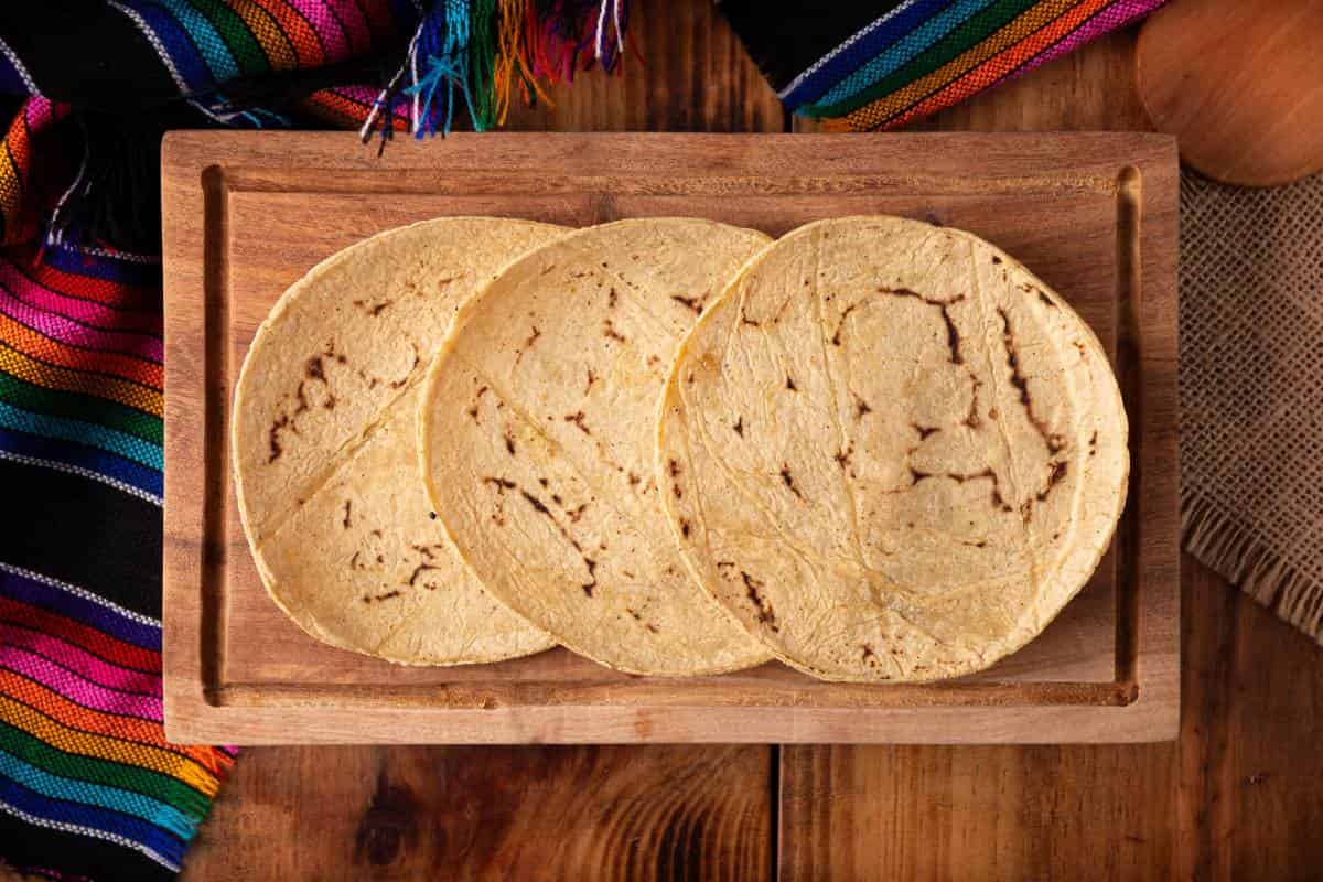 tortillas de maíz sobre tabla de madera
