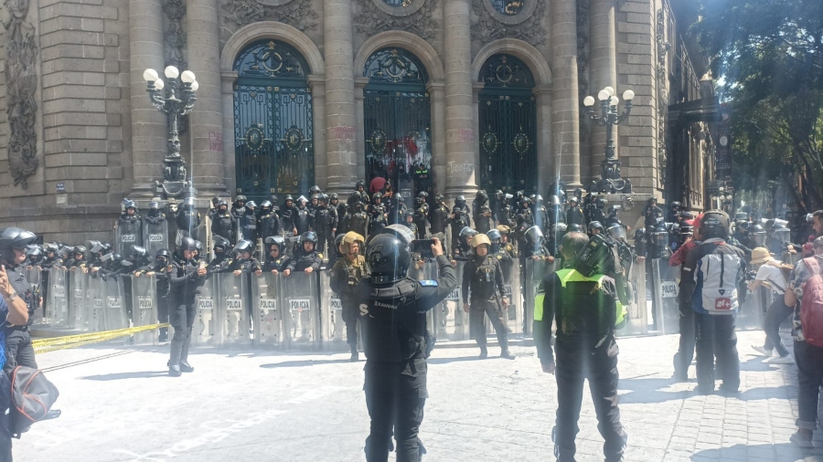 Colectivas protestan en Congreso de CDMX por iniciativa contra infancias trans
