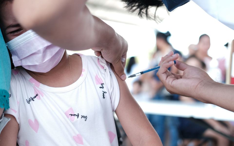 Aplicarán segunda dosis de vacuna COVID a niños de 5 a 11 años en CDMX: Horarios, sedes y requisitos