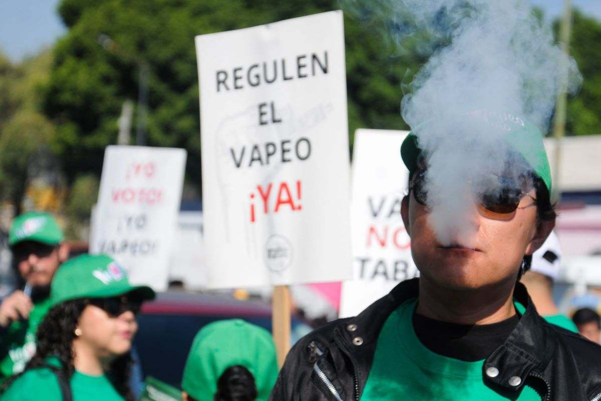 Regulación a vapeadores puede generar más beneficios que su prohibición total, alertan expertos