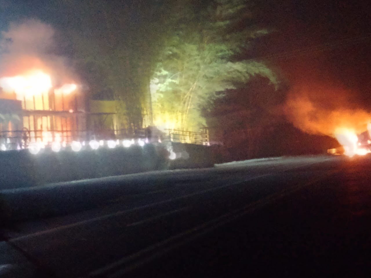 Incendian tráiler y cierran la vía Las Choapas-Ocozocoautla, en Chiapas