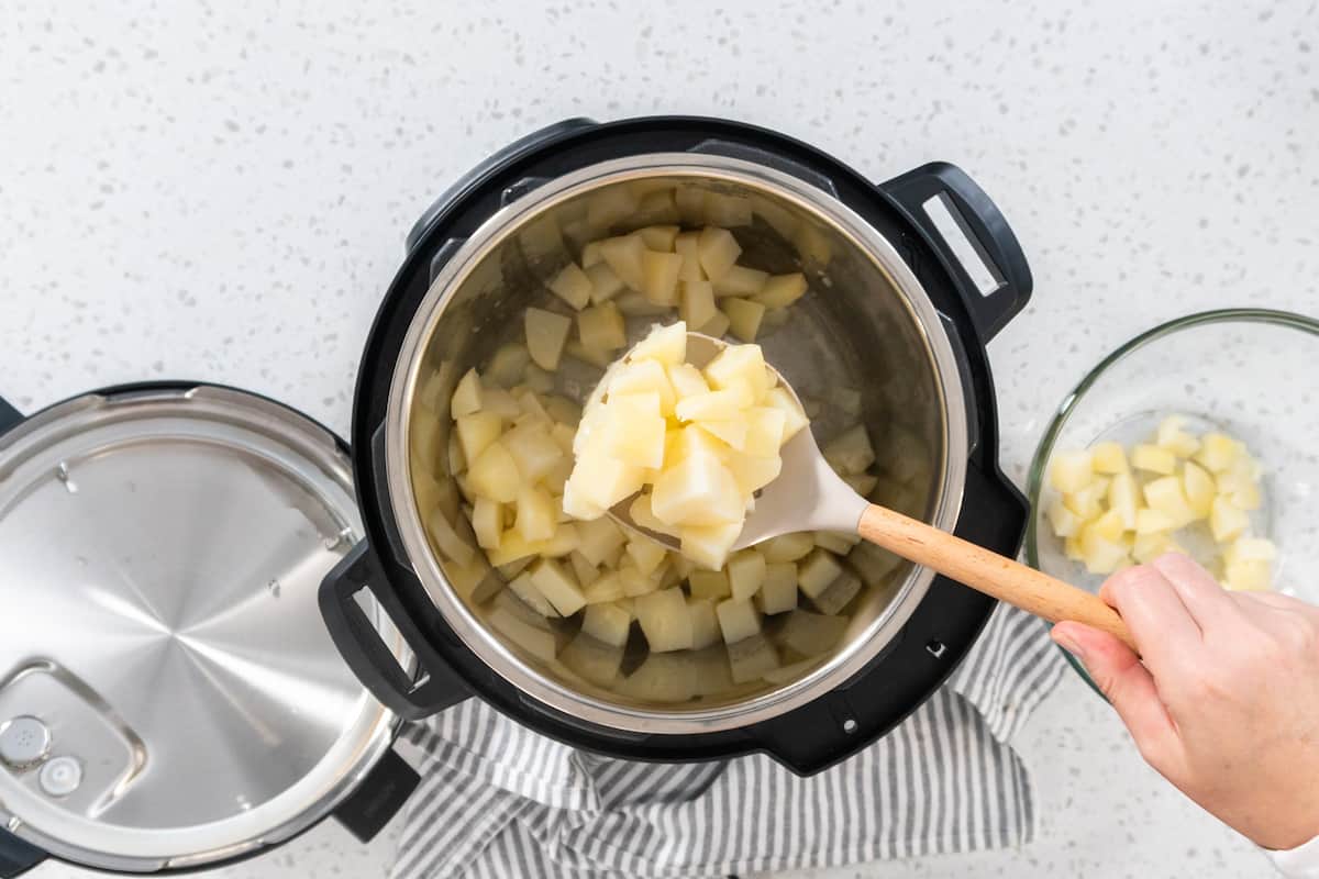 ¿Cuánto tiempo se dejan las papas en la olla express para ahorrar gas?
