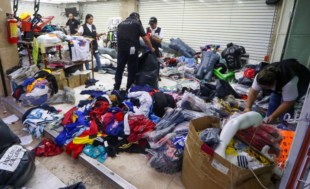 Operativo para decomisar mercancía futbolera apócrifa. En la acción fueron cateadas varias bodegas de Tepito, en donde se aseguraron principalmente uniformes y balones. Foto: Cuartoscuro 