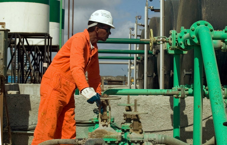 Cuba procesa petróleo nacional en una de sus refinerías en el marco del bloqueo de EU