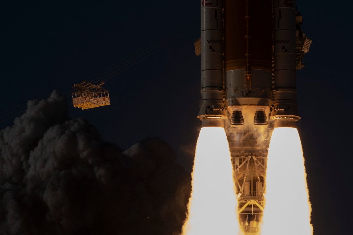 Artemis II inicia maniobras para dejar órbita terrestre y dirigirse a la Luna