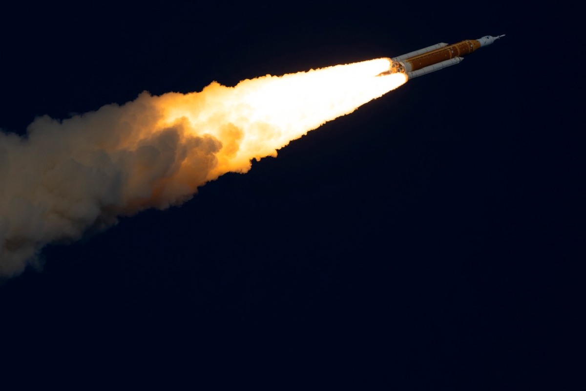 Artemis II inicia maniobras para dejar órbita terrestre y dirigirse a la Luna