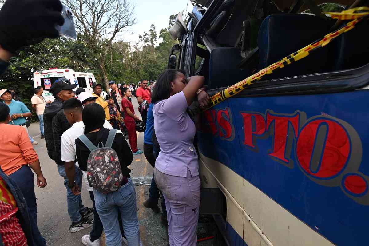 Atentado atribuido a los rebeldes de la extinta FARC deja 20 muertos y decenas de heridos en Colombia