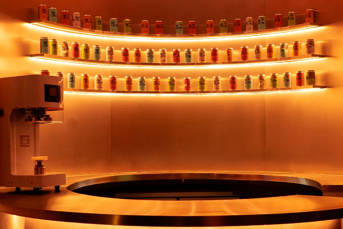 Este es el primer bar en México con un menú de cocteles enlatados: así es Bar Latosa