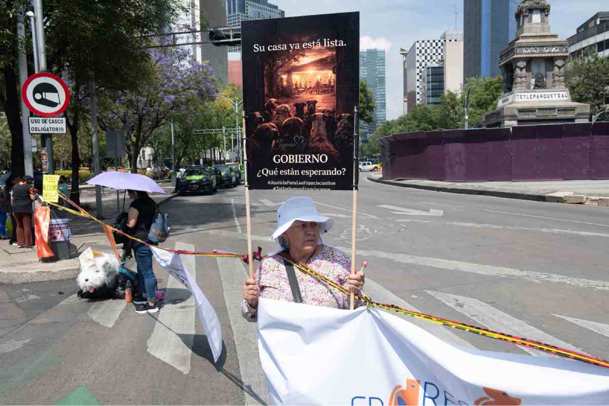 Bloquean Reforma por casa Refugio Franciscano; exigen al gobierno de CDMX devolución de animales y transparencia