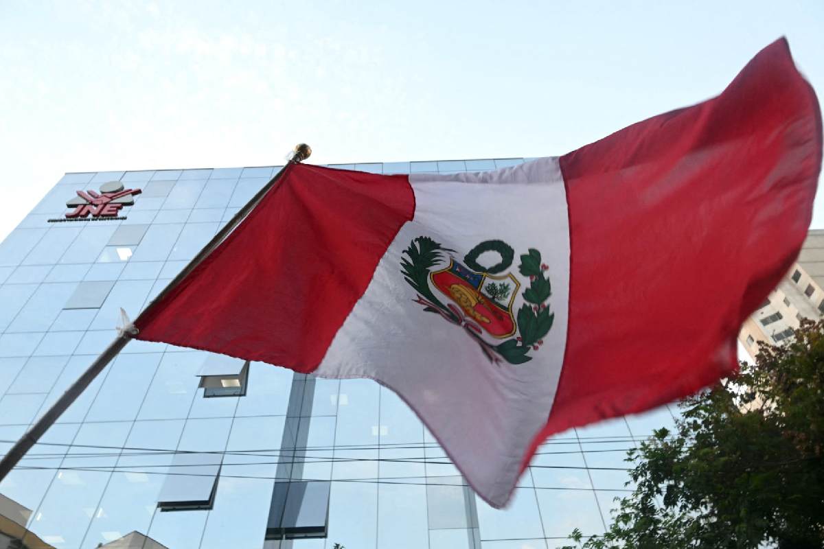 Candidato izquierdista segundo lugar en las presidenciales de Perú; se acera a balotaje con Fujimori