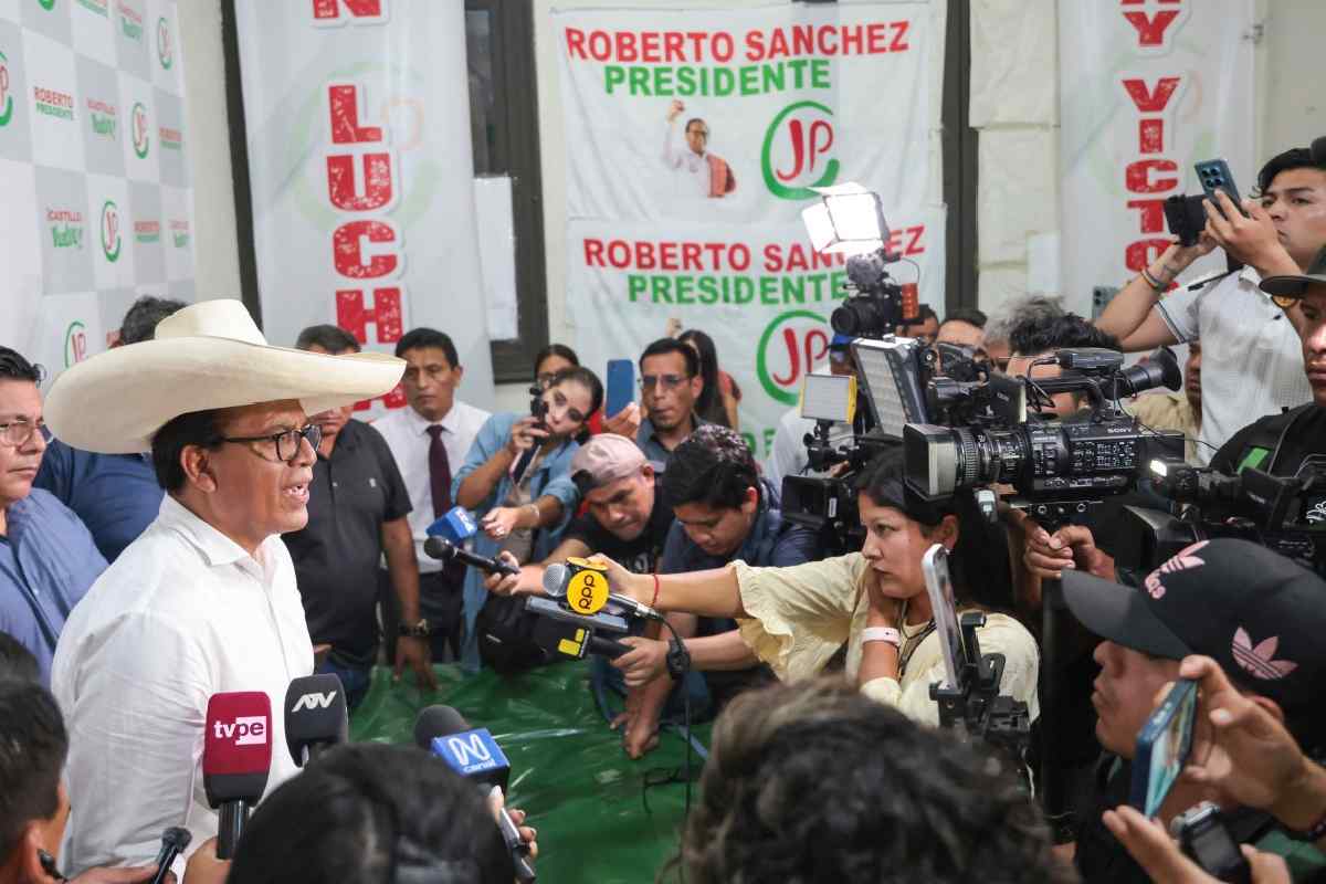Candidato izquierdista sube al segundo lugar en las presidenciales de Perú; se acera al balotaje con Fujimori