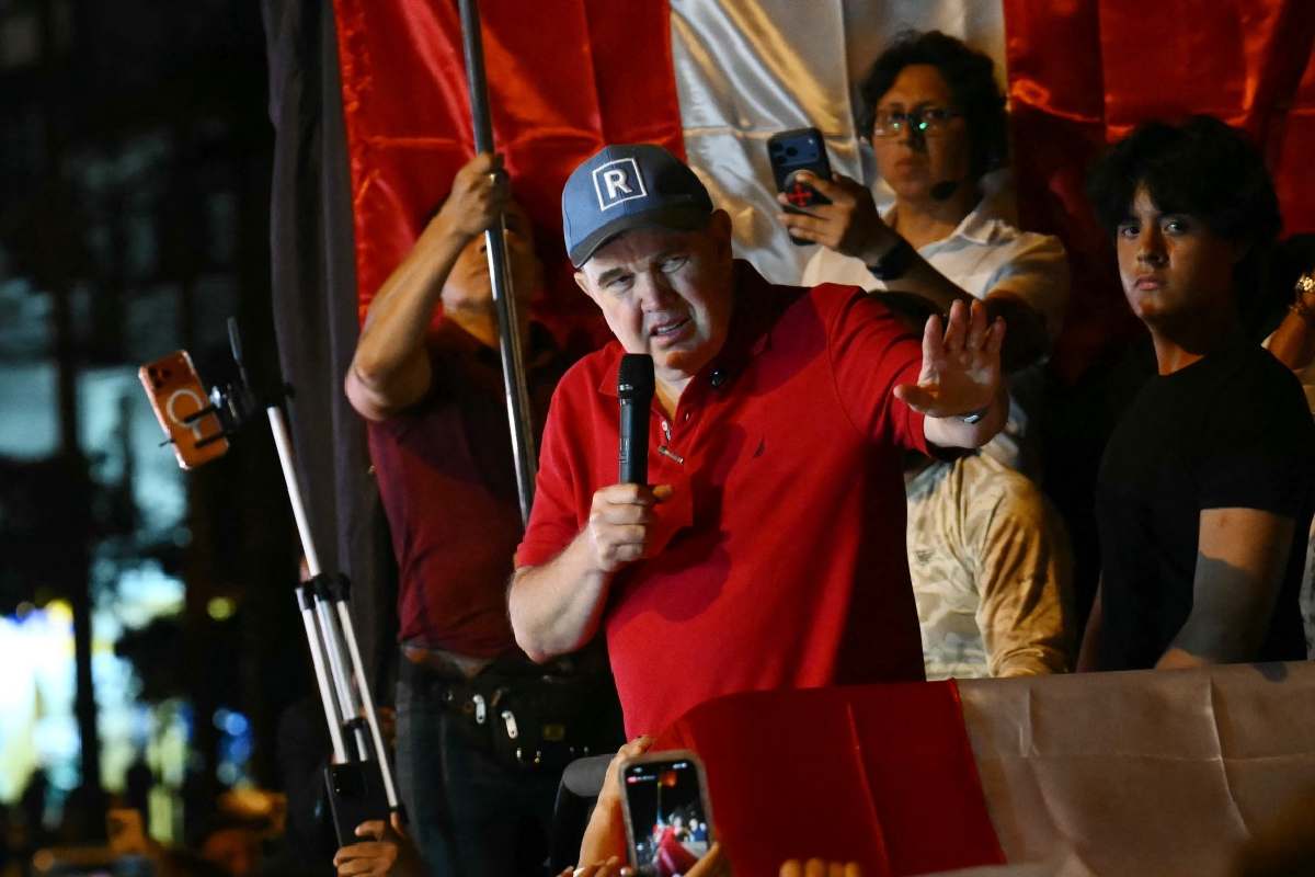 Candidato izquierdista sube al segundo lugar en las presidenciales de Perú; se acera al balotaje con Fujimori