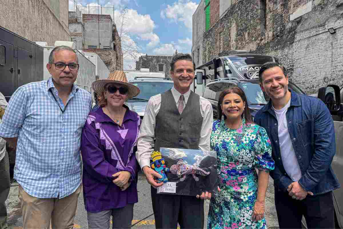 Clara Brugada visita a Pedro Pascal durante filmación en CDMX