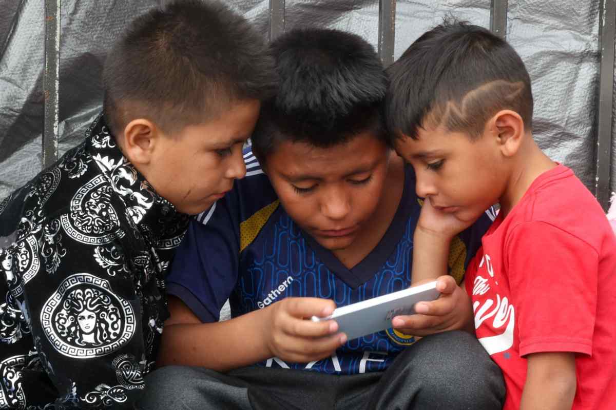 Congreso de Guanajuato aprueba regular celulares en escuelas; SNTE revisa cómo operar nueva norma
