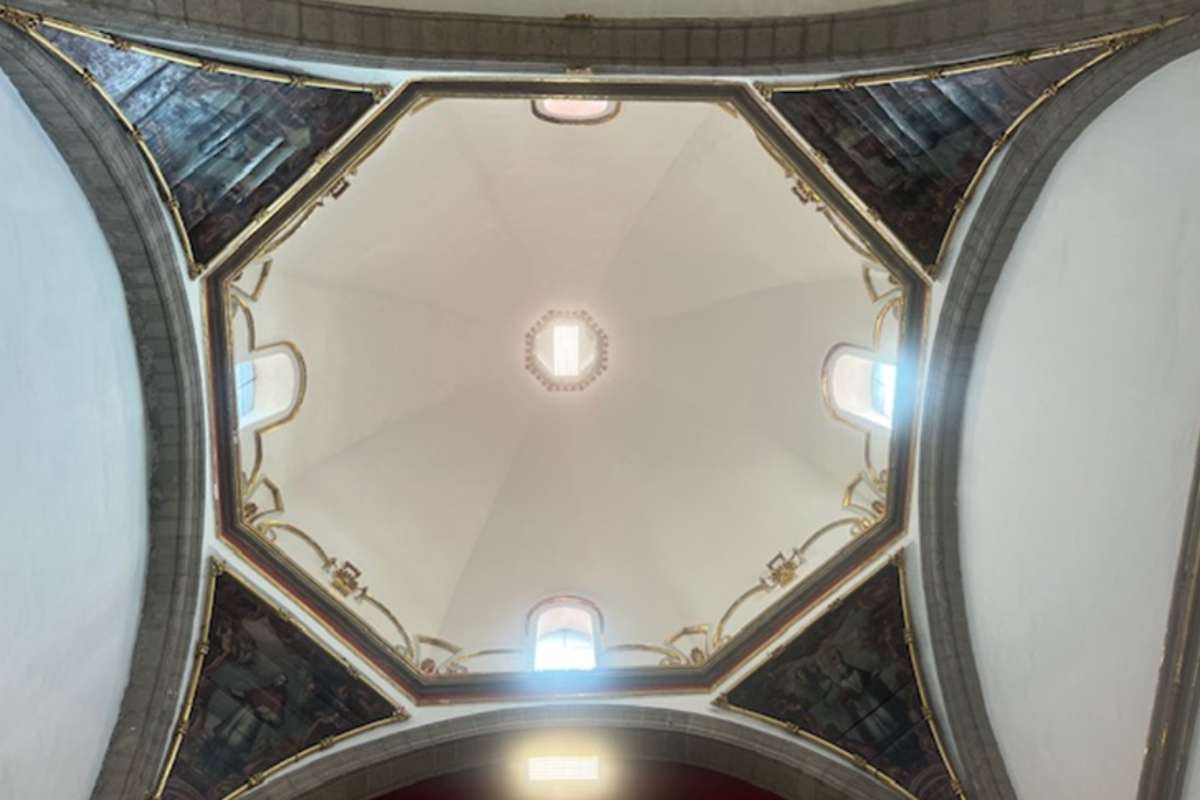 Cúpula octagonal con ventanas en cuatro de sus lados y una linternilla en la parte central. Las pechinas tienen pinturas.   