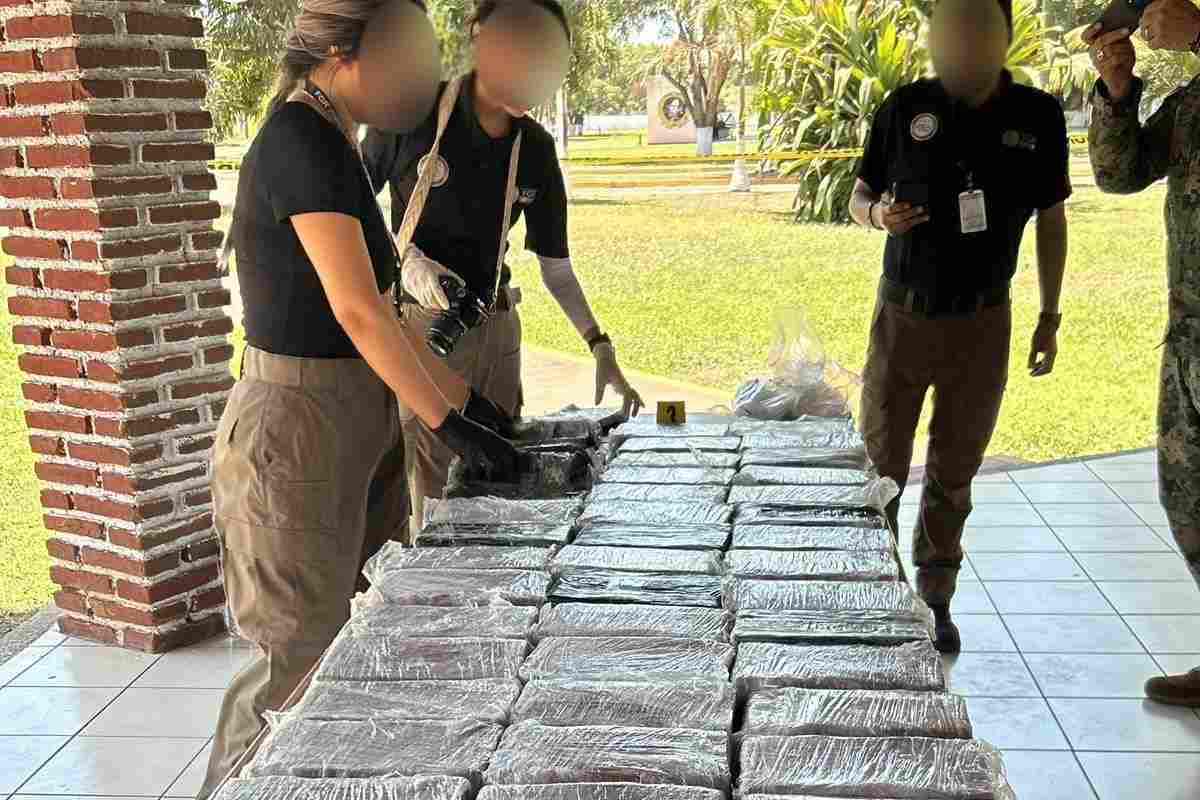Decomisan embarcación con 265 kilos de cocaína en Michoacán; afectación al crimen fue de 56 mdp