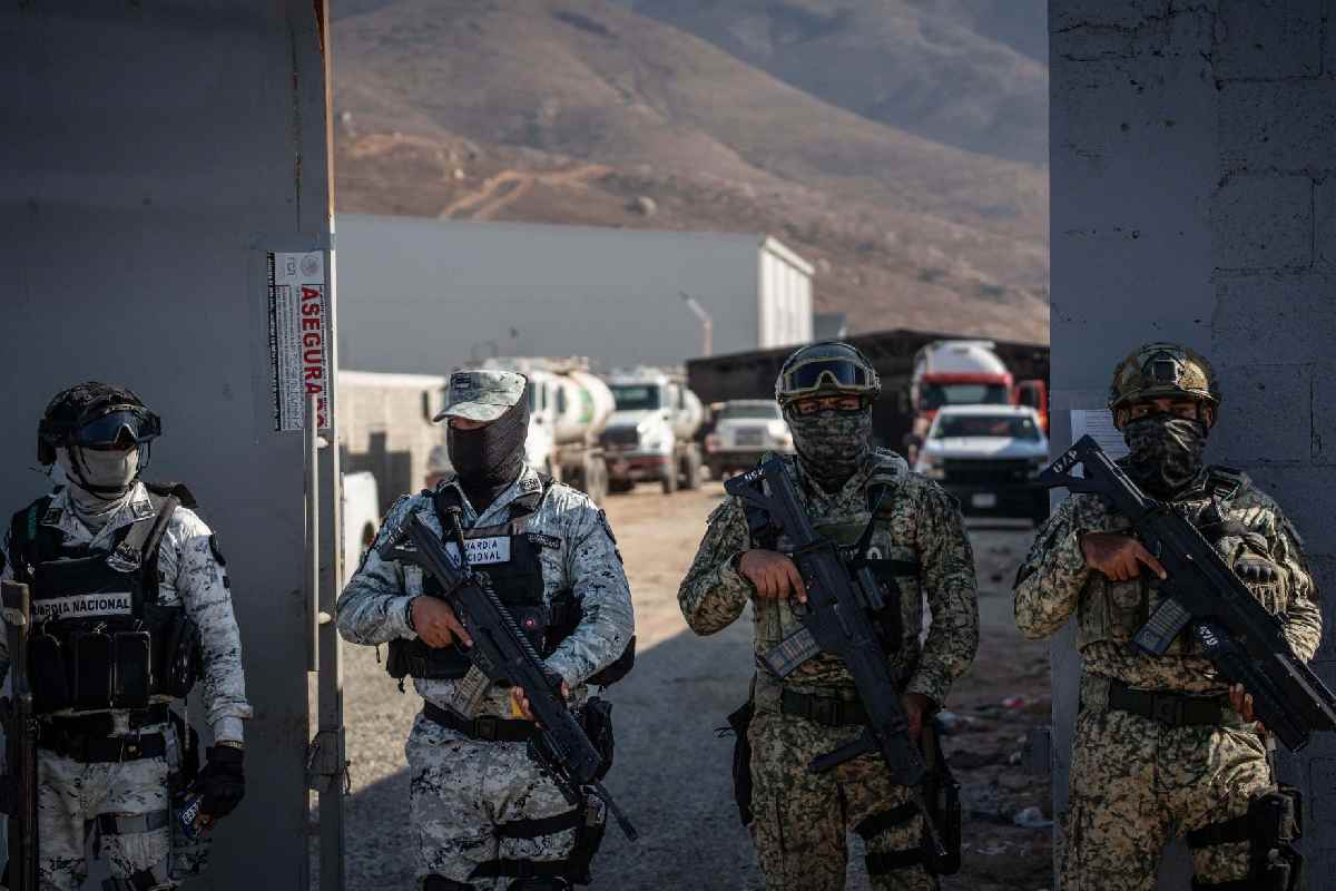 Desmantelan red de huachicol fiscal que evadió más de 23 mil millones de pesos; hay 14 detenidos